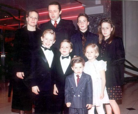 Patricia Brentrup (clocwise from left) at the "Home Alone" premiere with partner Kit and kids Shane, Dakota, Quinn, Christian, Kieran and Macaulay.